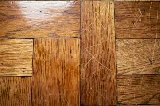 Comparaison entre parquet massif ancien ciré et huilé, détail de texture en gros plan sur planches de chêne vieilli